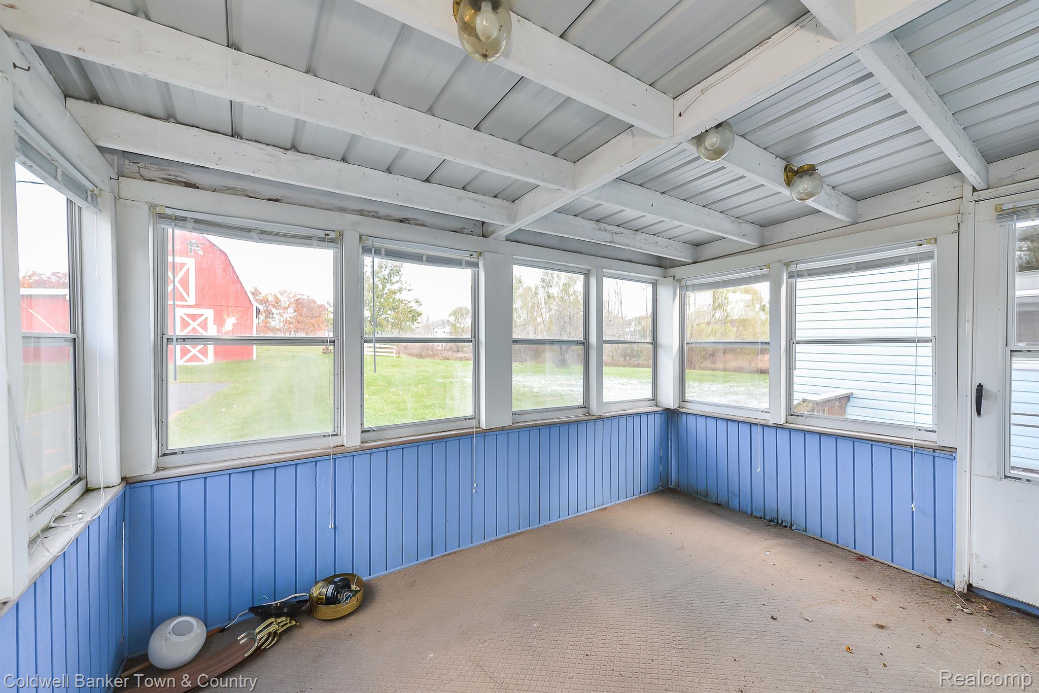 10959 9 Mile Road South Lyon, MI 48178 - Photo 14 of 15 View of breezeway