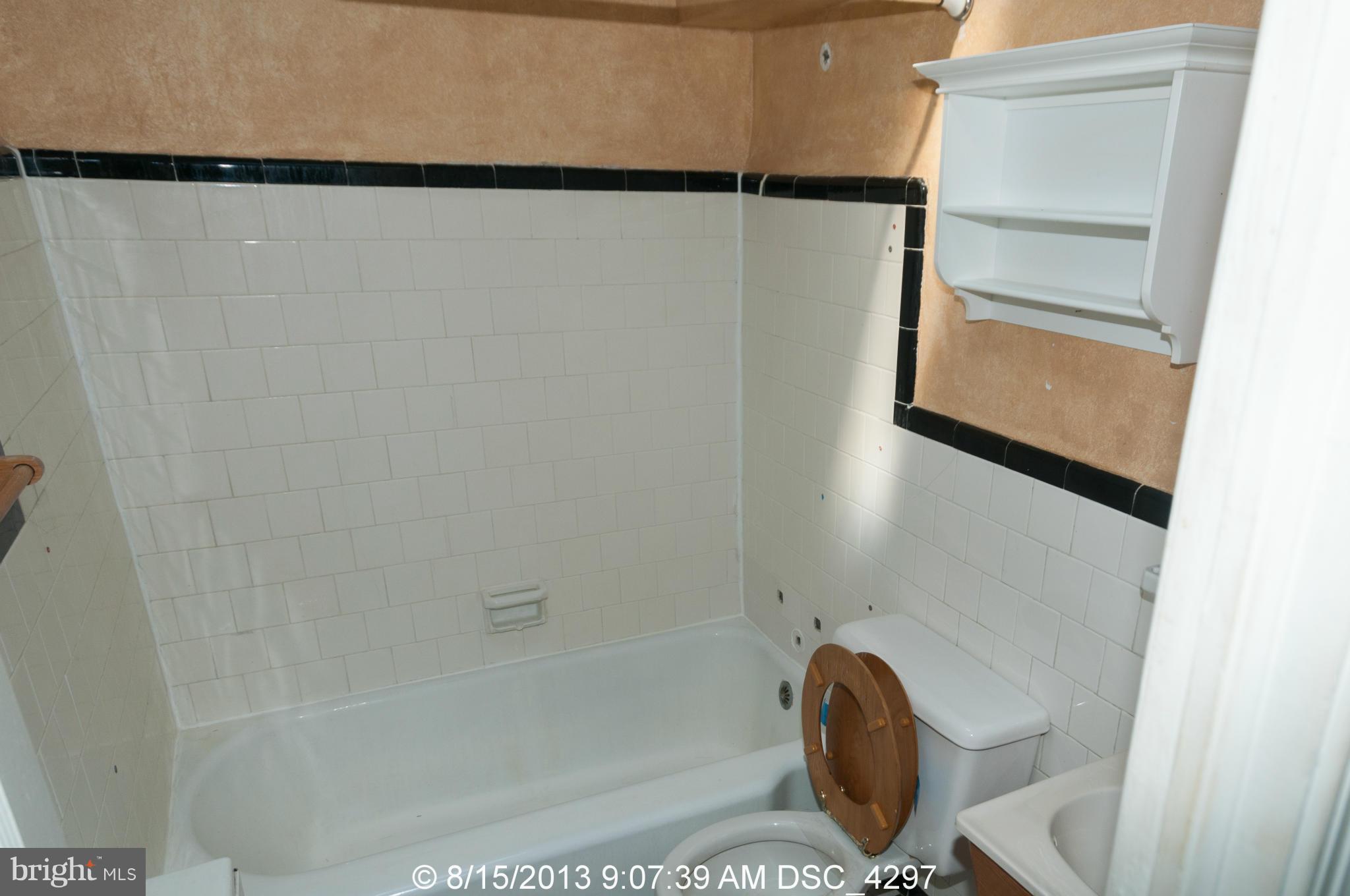 3661 Greenvale Road Baltimore, MD 21229 - Photo 10 of 12 Bath