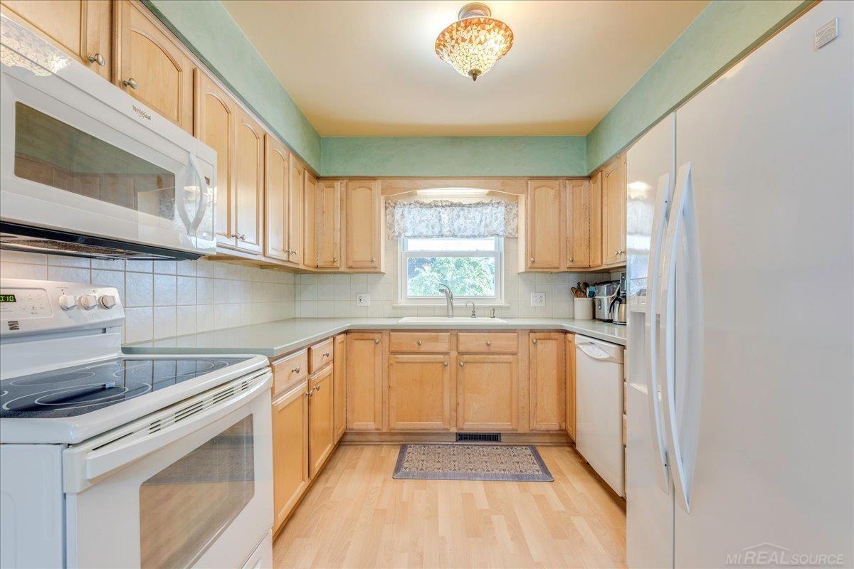3121 Mt Vernon Road Port Huron, MI 48060 - Photo 11 of 45 50185904-0cf0b5bc-9c70-4479-ac0f-6da14bfde259.JPG