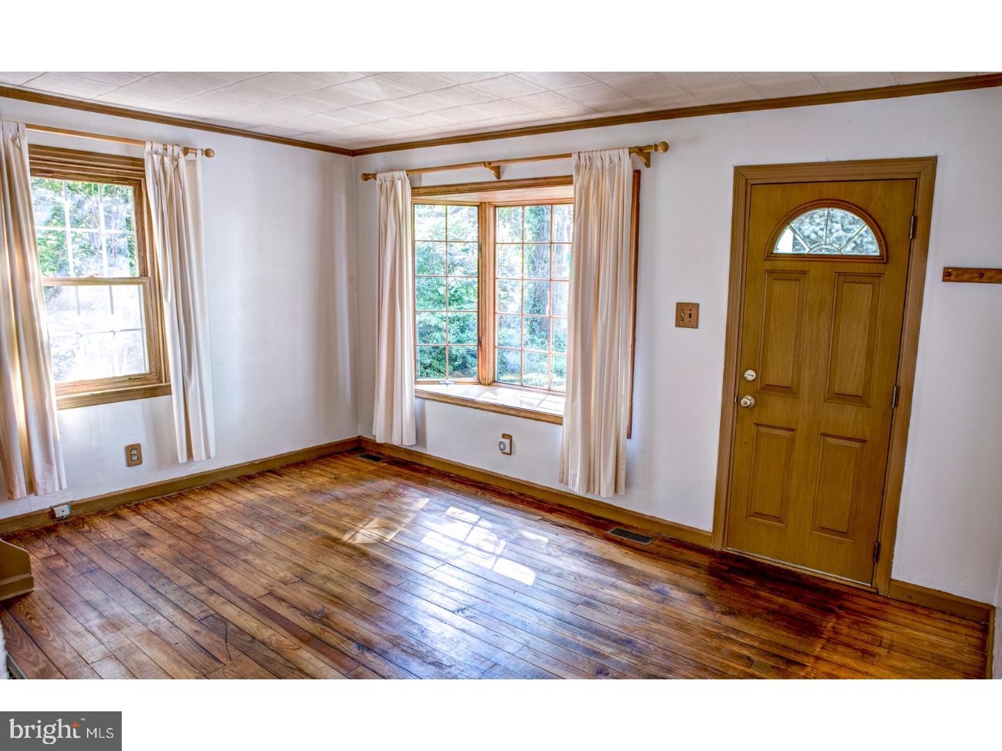 614 Fulmer Road Pottstown, PA 19465 - Photo 4 of 20 Living Room