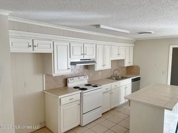 $99,900 | 800 Meadow Hill Drive, Clinton, MS 39056