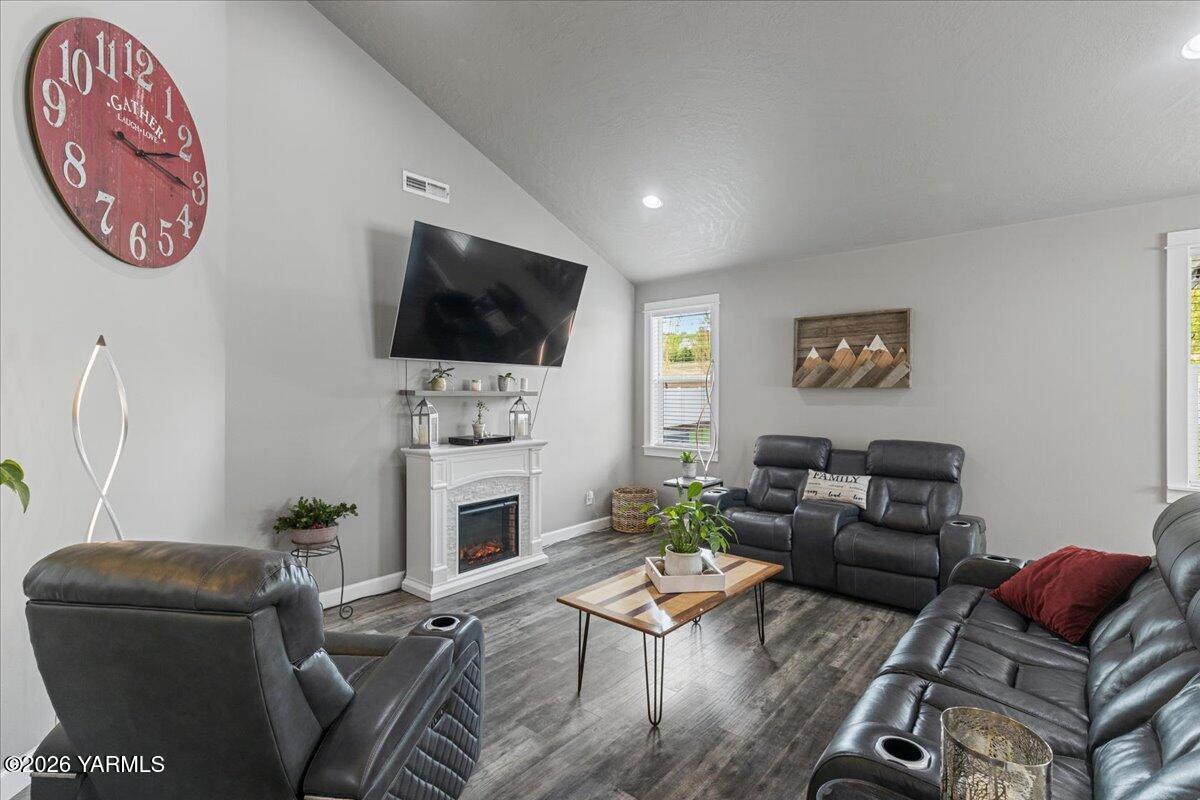 7803 Fremont Way Yakima, WA 98908 - Photo 10 of 49 Family room