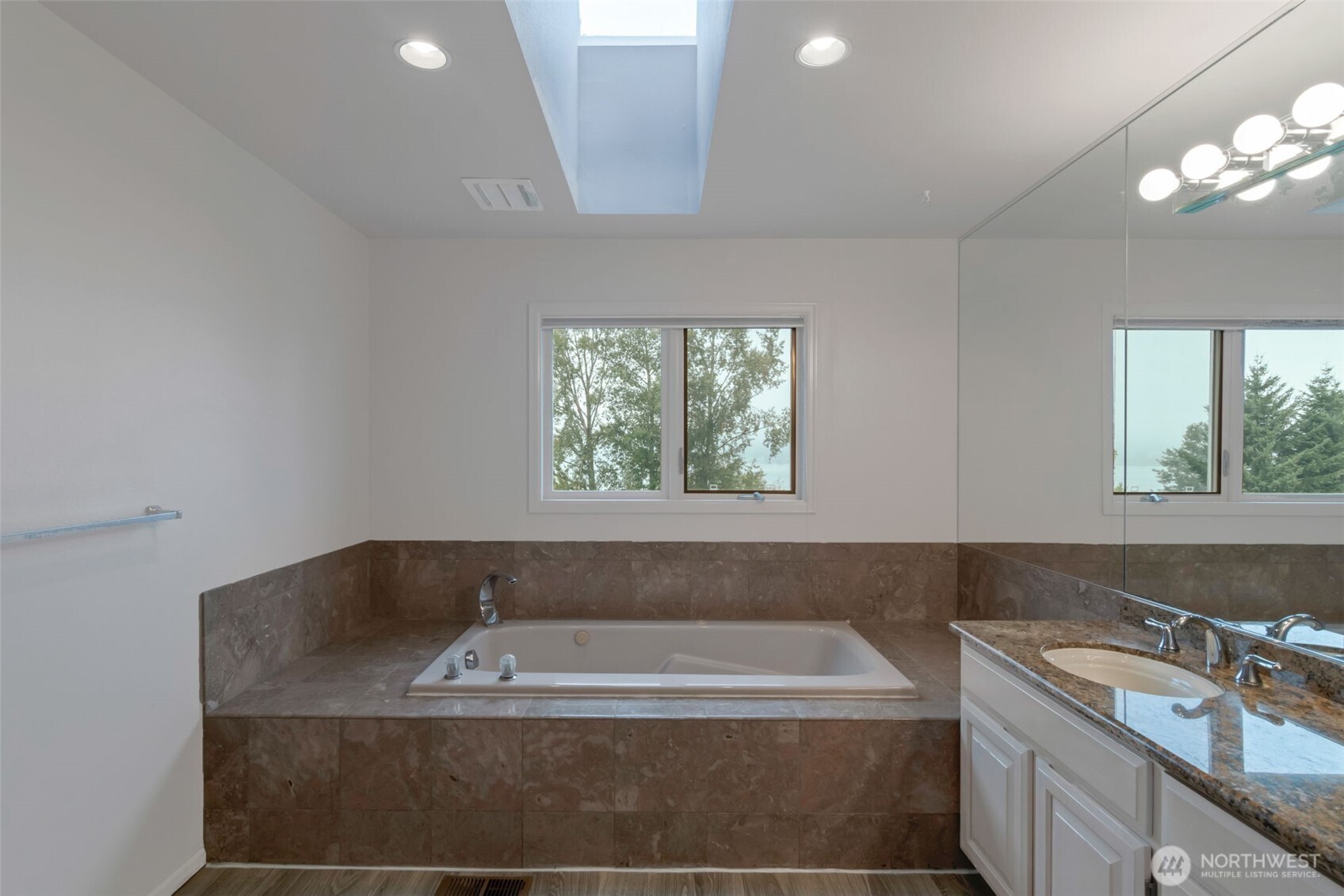 4131 205th Avenue Southeast Sammamish, WA 98075 - Photo 11 of 20 a bathroom with a bathtub