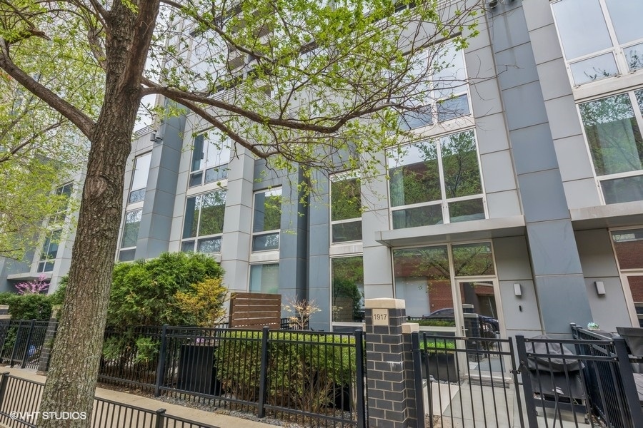 1917 South Calumet Avenue Chicago, IL 60616 - Photo 1 of 41 front view of a building