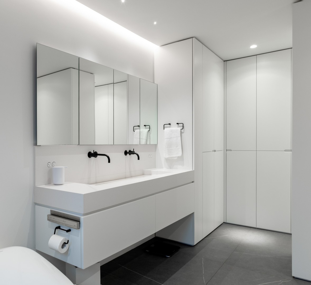 1917 South Calumet Avenue Chicago, IL 60616 - Photo 19 of 41 a bathroom with a sink and a mirror