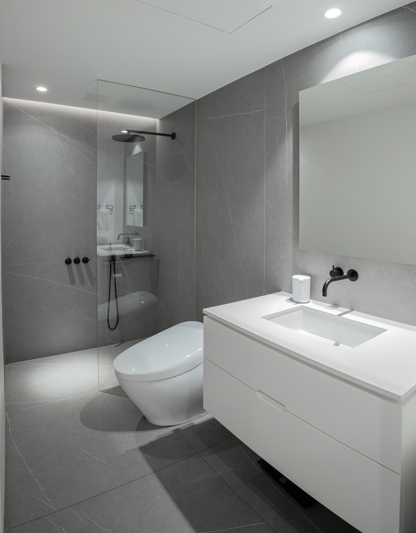 1917 South Calumet Avenue Chicago, IL 60616 - Photo 23 of 41 a bathroom with a sink toilet and shower