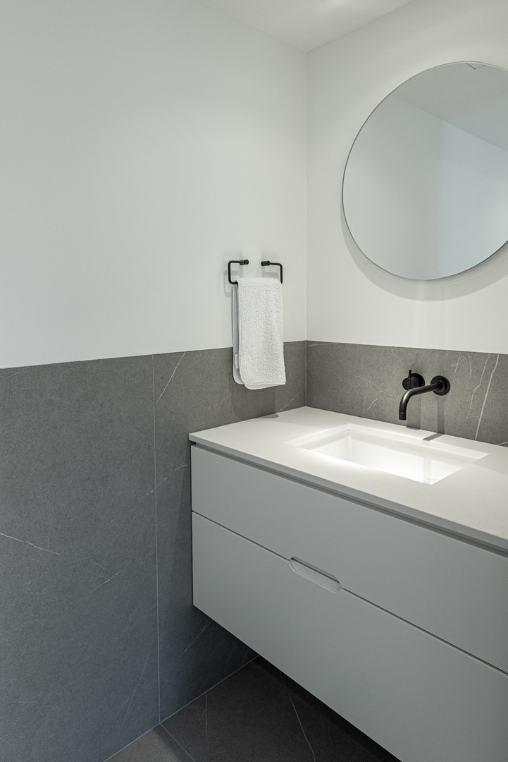 1917 South Calumet Avenue Chicago, IL 60616 - Photo 28 of 41 a bathroom with a sink and mirror