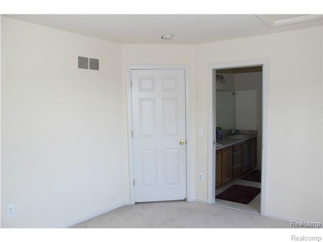 6578 Chatham Circle Rochester, MI 48306 - Photo 11 of 29 bedroom 4 with walk in and full bath.jpg