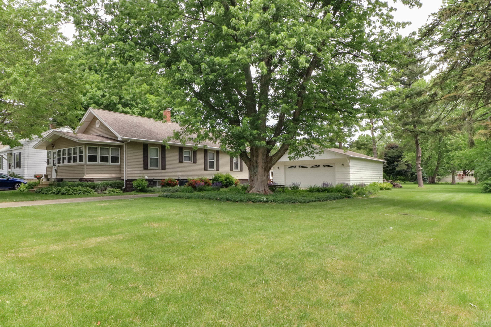 706 Vale Street Bloomington, IL 61701 - Photo 4 of 46 a front view of a house with a garden
