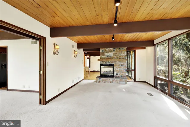 a view of empty room with floor to ceiling window