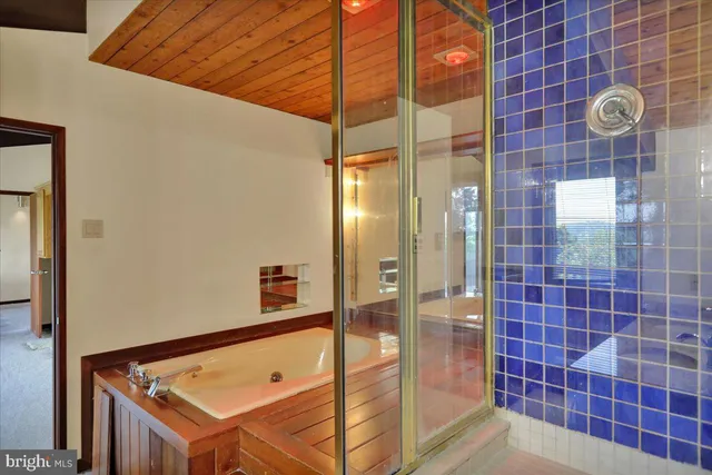 a view of empty room with window