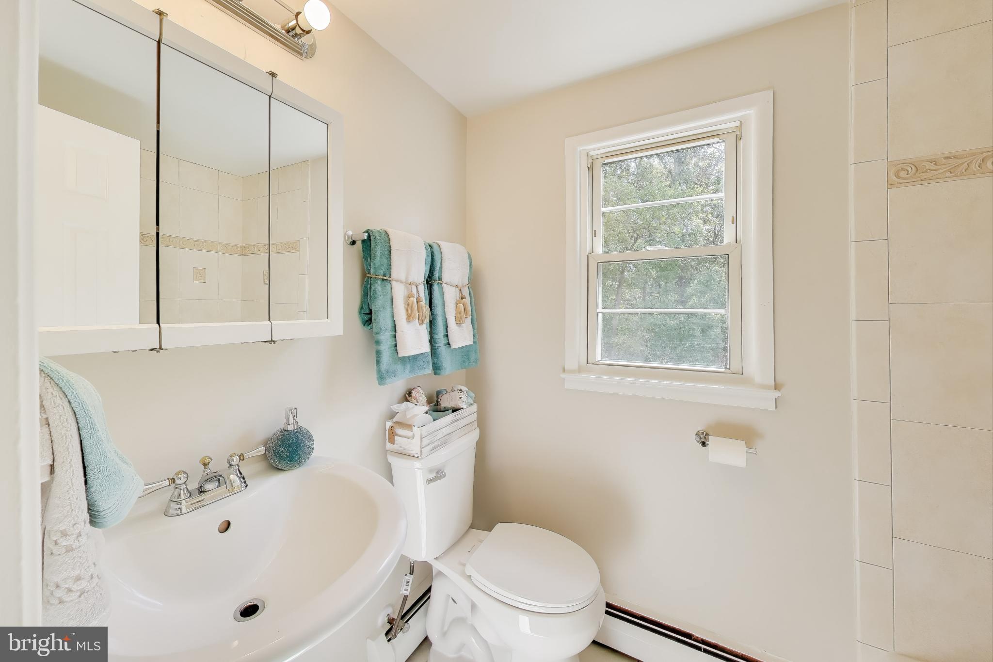 2107 Patrick Street Woodbridge, VA 22191 - Photo 19 of 28 a bathroom with a bathtub sink and toilet