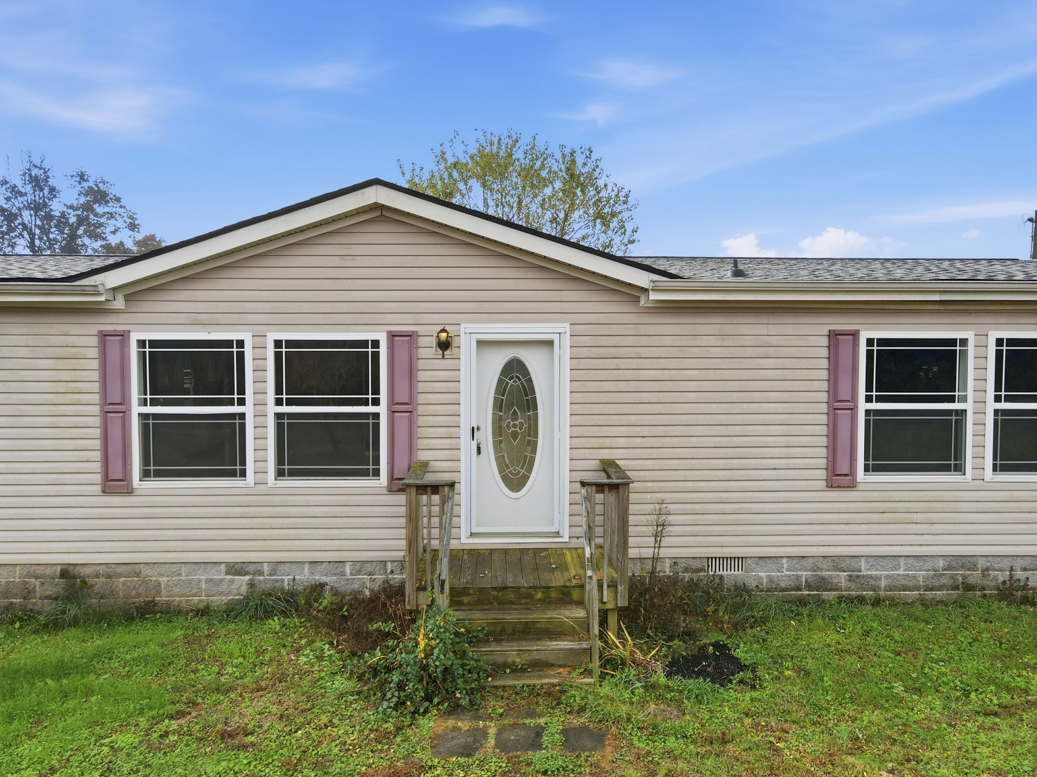 166 Carlton Road Chapel Hill, TN 37034 - Photo 5 of 27 a front view of a house with garden
