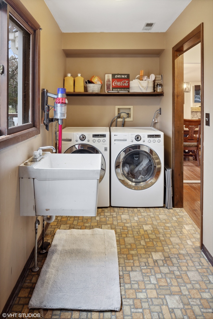607 Pine Street Batavia, IL 60510 - Photo 17 of 39 a utility room with sink dryer and washer