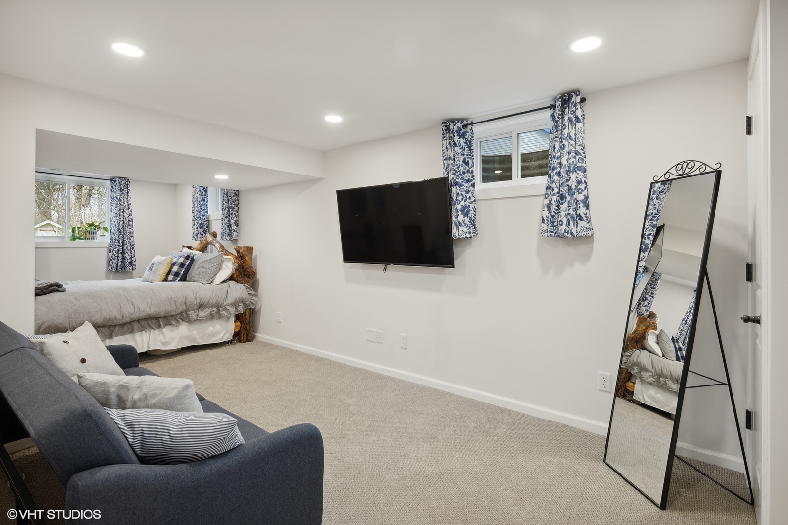 607 Pine Street Batavia, IL 60510 - Photo 29 of 39 a living room with furniture and a flat screen tv
