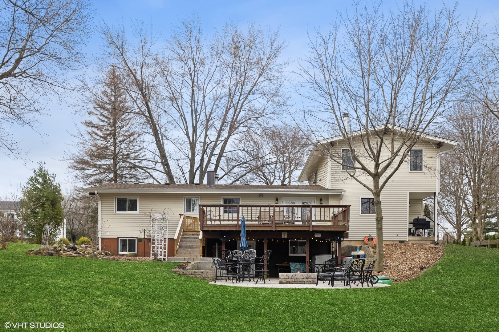 607 Pine Street Batavia, IL 60510 - Photo 33 of 39 a view of a house with a flat tv screen and a table and chairs