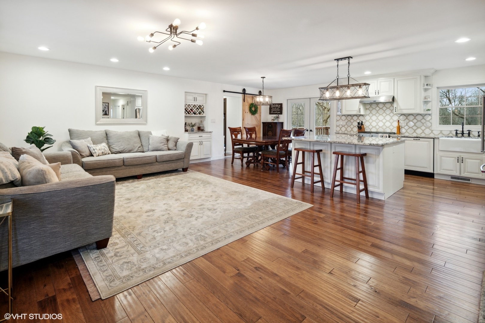 607 Pine Street Batavia, IL 60510 - Photo 4 of 39 a living room with furniture and wooden floor