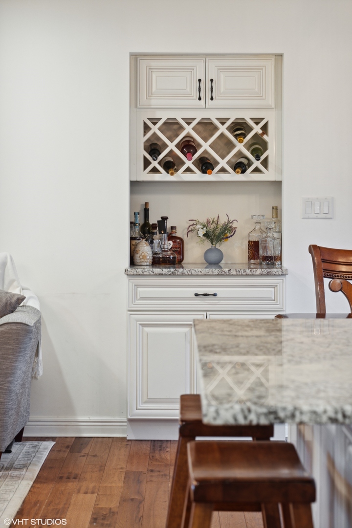 607 Pine Street Batavia, IL 60510 - Photo 10 of 39 a room with cabinets and chair