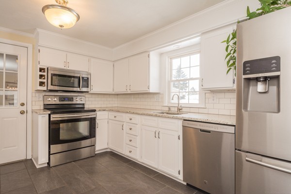 10 St James Road Shrewsbury, MA 01545 - Photo 8 of 30 Gallery Image 8