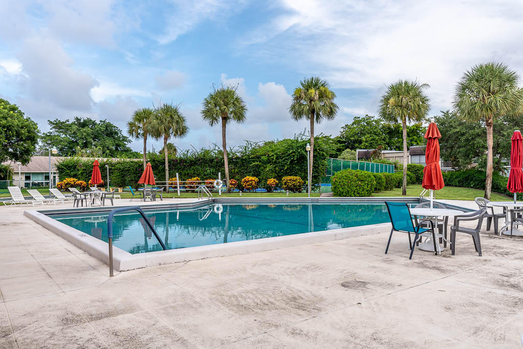 2900 Fiore Way Delray Beach, FL 33445 - Photo 34 of 37 lagopool