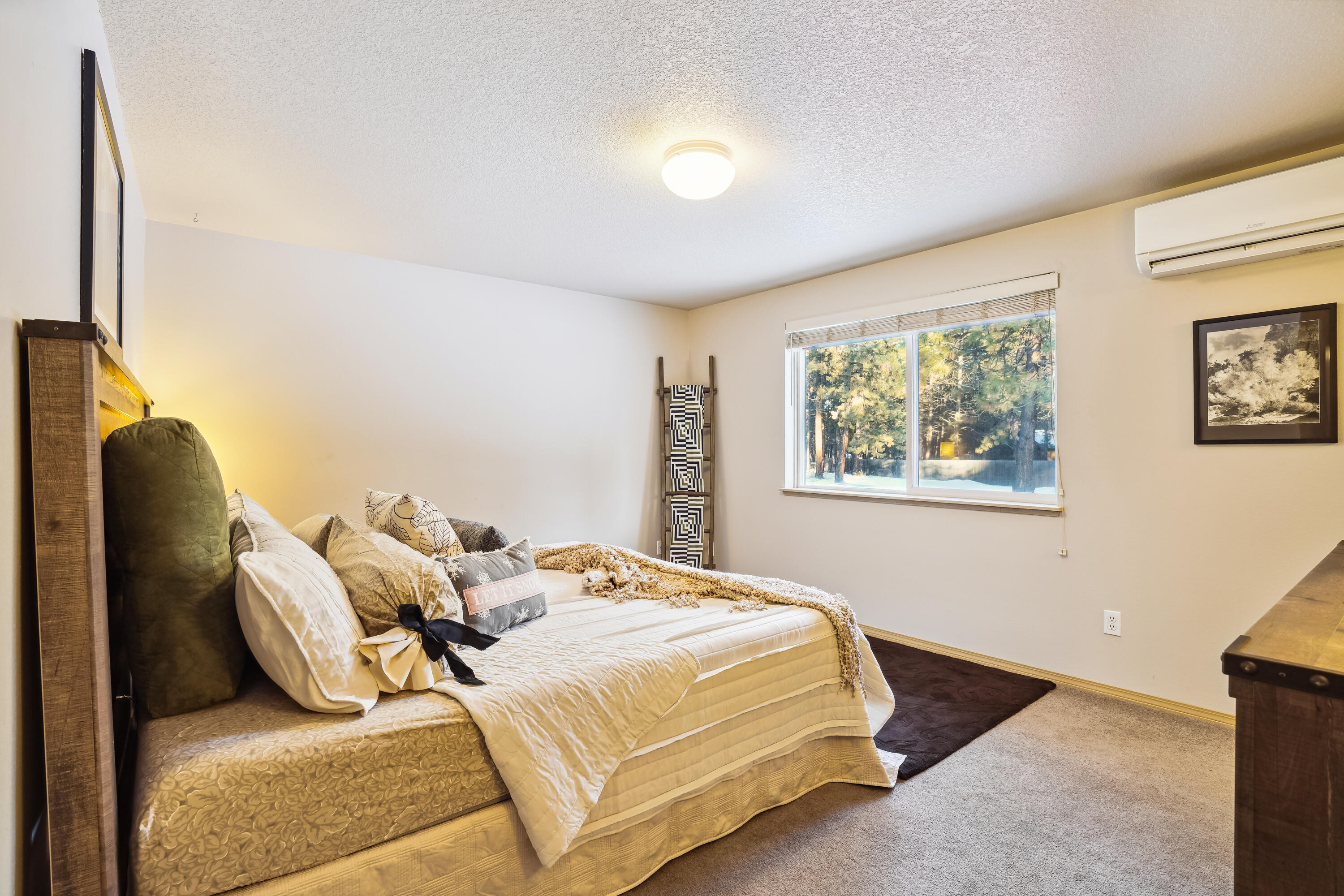 14704 Bluegrass Loop Sisters, OR 97759 - Photo 20 of 38 main_level-bedroom-dsc4309