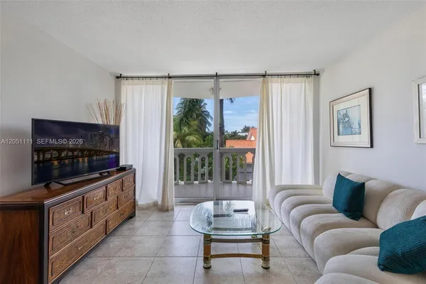 $300,000 | 3199 South Ocean Drive, Unit 305, Hallandale Beach, FL 33009