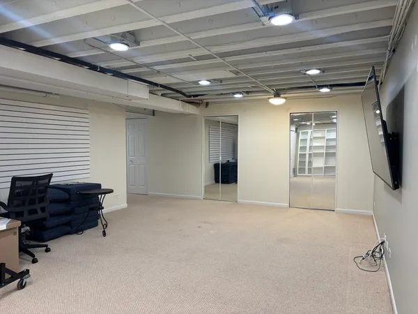 a view of livingroom with furniture