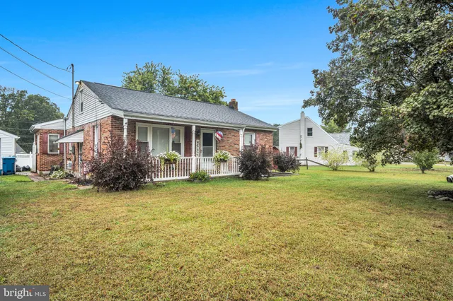 a view of a house with backyard and garden