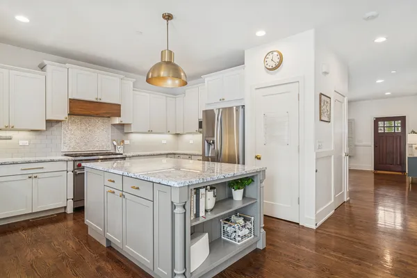 $1,050,000 | 302 North Elm Street, Mount Prospect, IL 60056