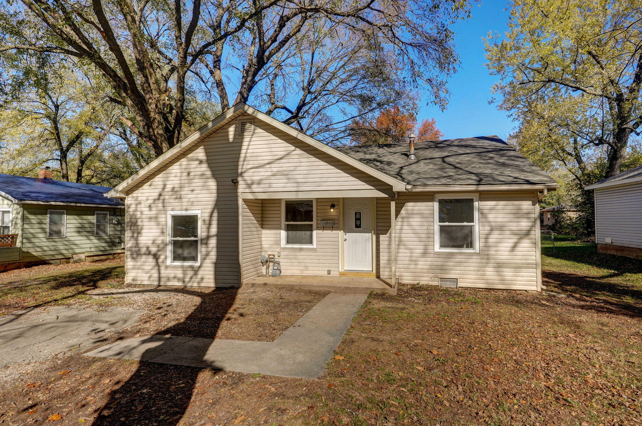 2747 West Elm Street Springfield, MO 65802 - Photo 1 of 1 2747 W Elm-14