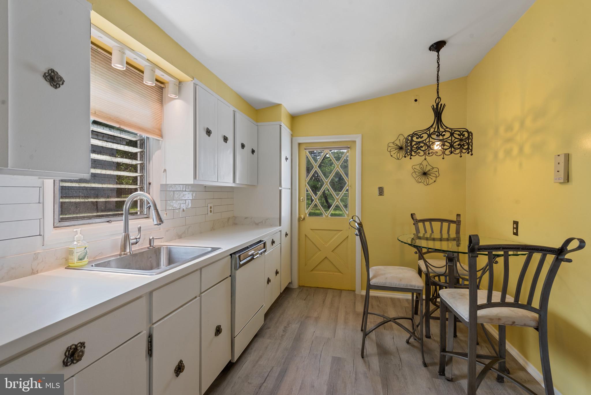 615 Kahn Drive Baltimore, MD 21208 - Photo 6 of 35 Eat in Kitchen