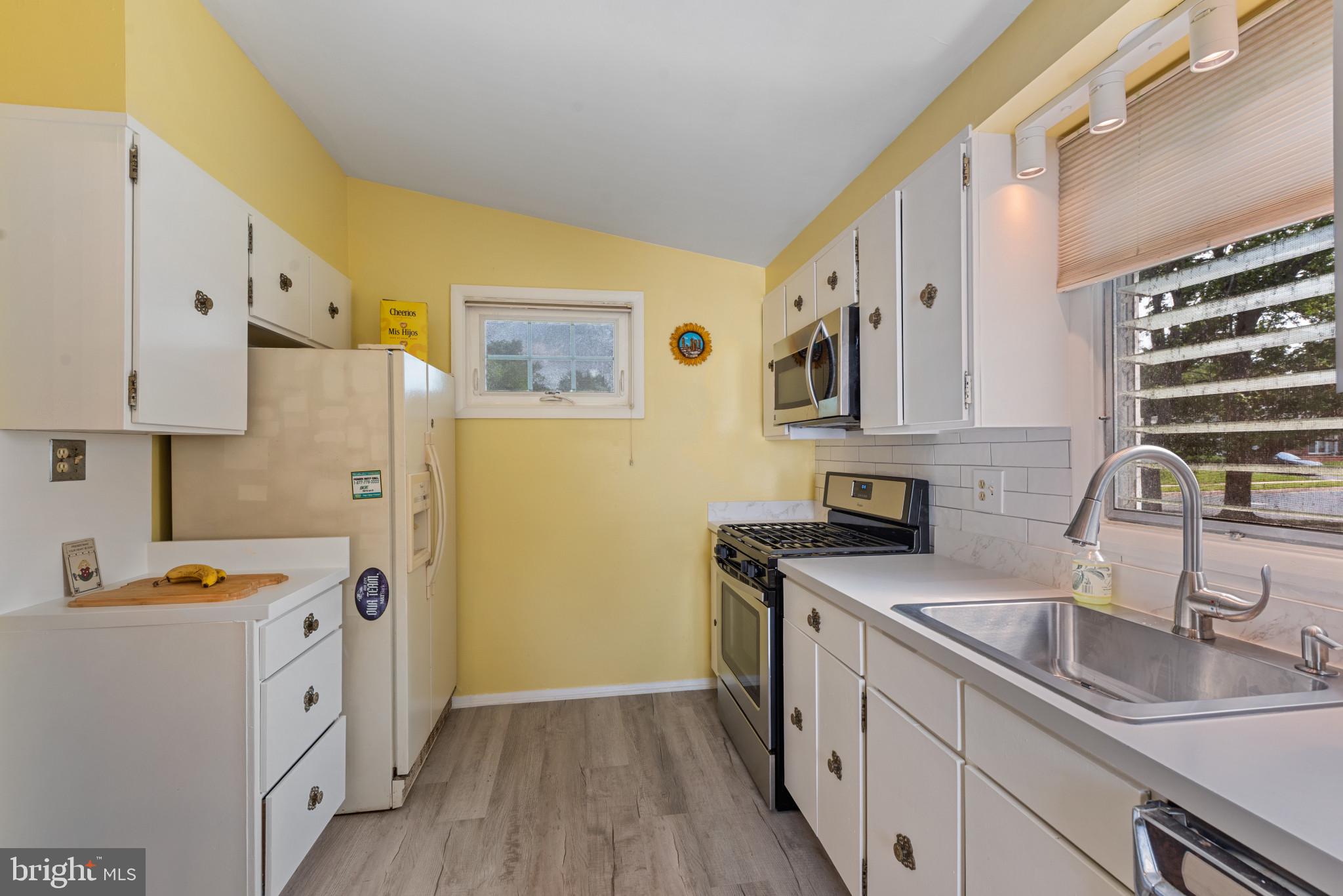 615 Kahn Drive Baltimore, MD 21208 - Photo 8 of 35 Eat In Kitchen