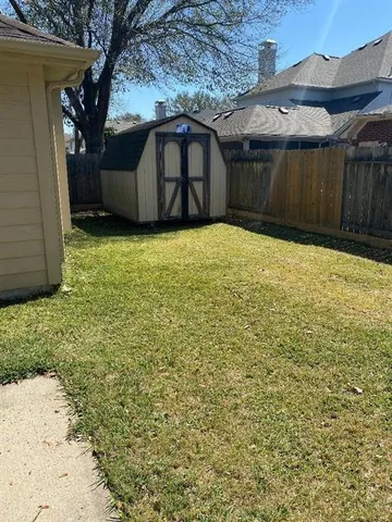 a view of a backyard