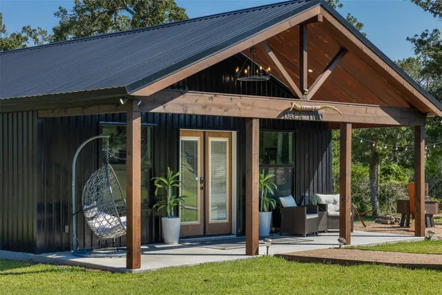a view of a entrance gate of the house