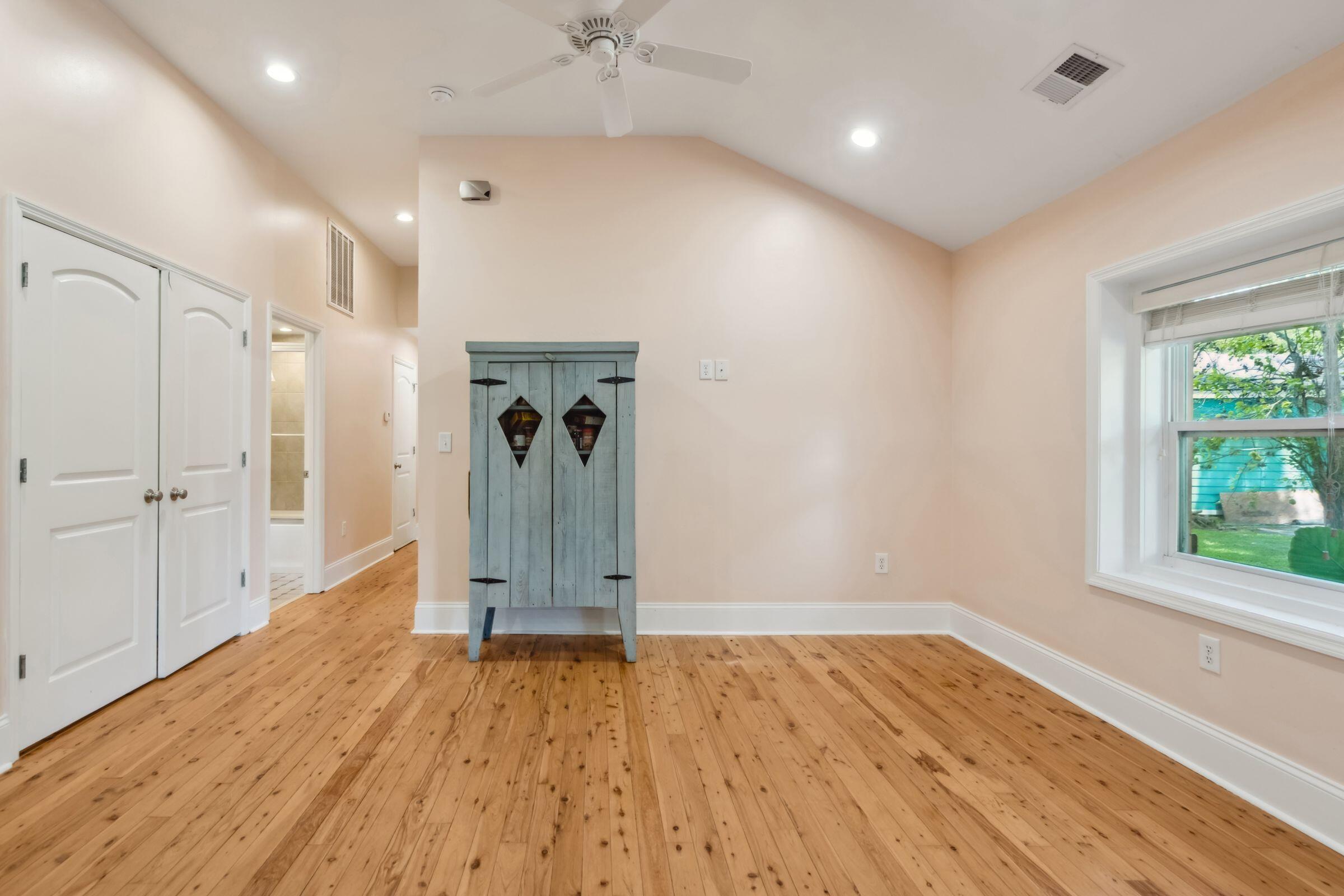 1540 Fort Johnson Road Charleston, SC 29412 - Photo 21 of 45 Living room