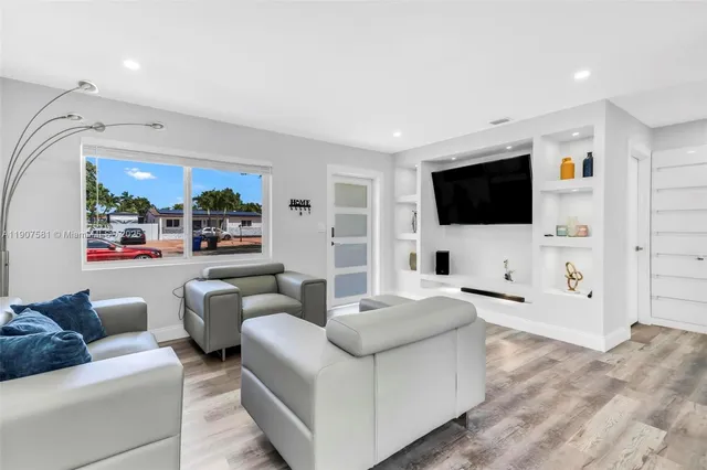 $520,000 | 330 North 70th Avenue, Hollywood, FL 33024