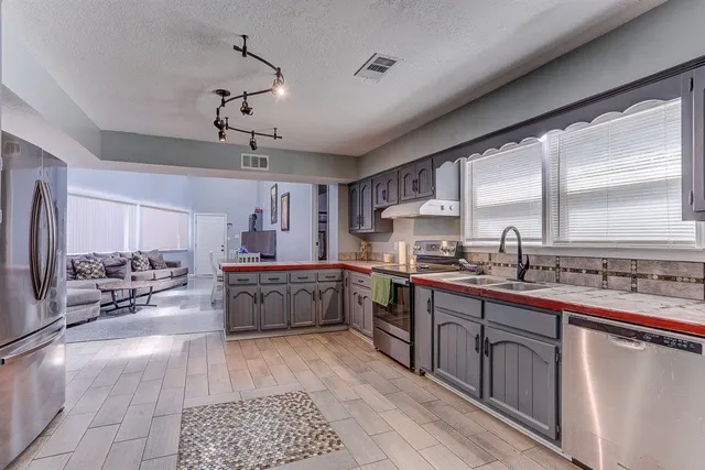 $359,000 | 3700 Lakeview Road, Memphis, TN 38116