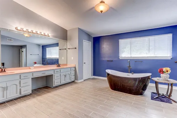$357,900 | 3700 Lakeview Road, Memphis, TN 38116