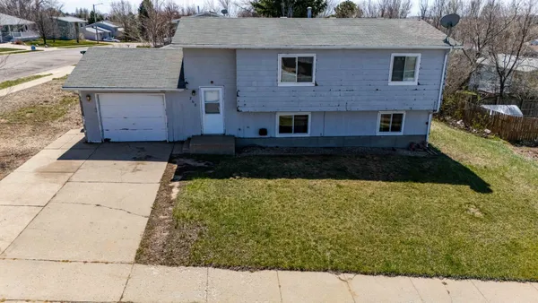$1,000,000 | 11 6th Avenue West, Dickinson, ND 58601