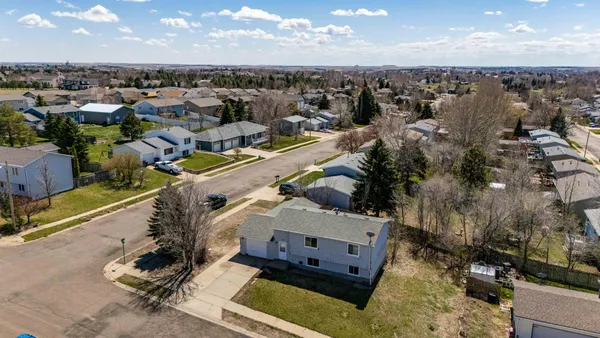 $1,000,000 | 11 6th Avenue West, Dickinson, ND 58601