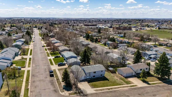 $1,000,000 | 11 6th Avenue West, Dickinson, ND 58601