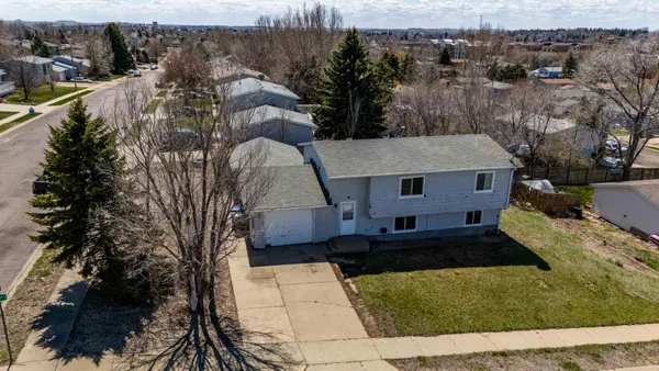 $1,000,000 | 11 6th Avenue West, Dickinson, ND 58601