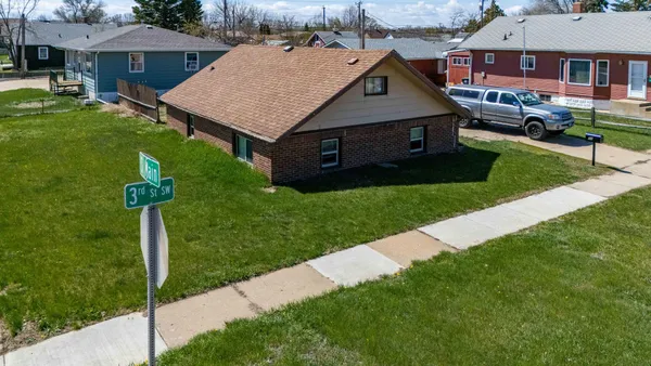 $1,000,000 | 11 6th Avenue West, Dickinson, ND 58601