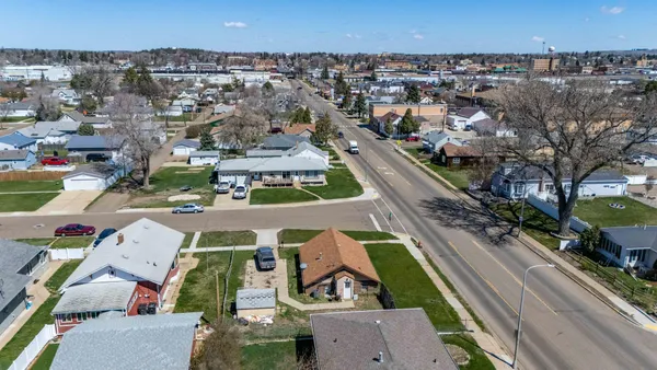 $1,000,000 | 11 6th Avenue West, Dickinson, ND 58601
