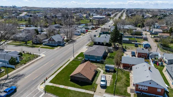 $1,000,000 | 11 6th Avenue West, Dickinson, ND 58601