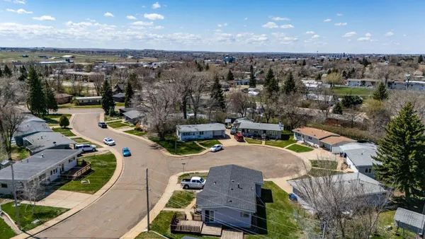$1,000,000 | 11 6th Avenue West, Dickinson, ND 58601