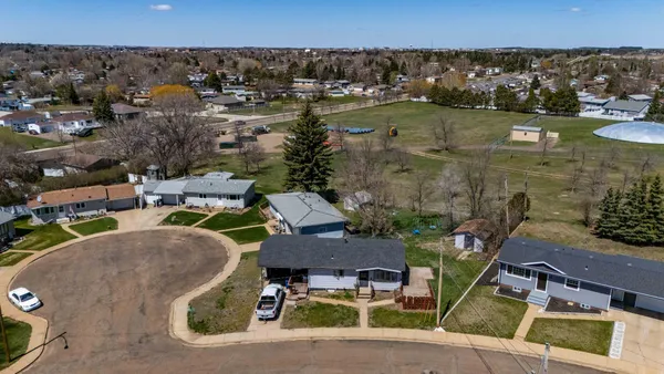 $1,000,000 | 11 6th Avenue West, Dickinson, ND 58601