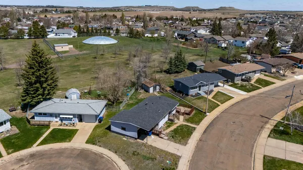 $1,000,000 | 11 6th Avenue West, Dickinson, ND 58601