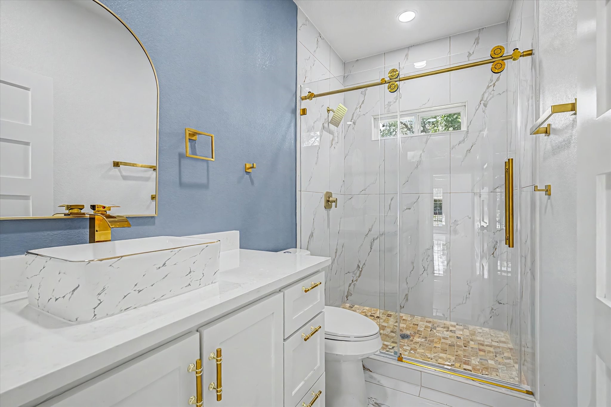 5919 Rietta Street Houston, TX 77016 - Photo 19 of 32 Bathroom in hallway