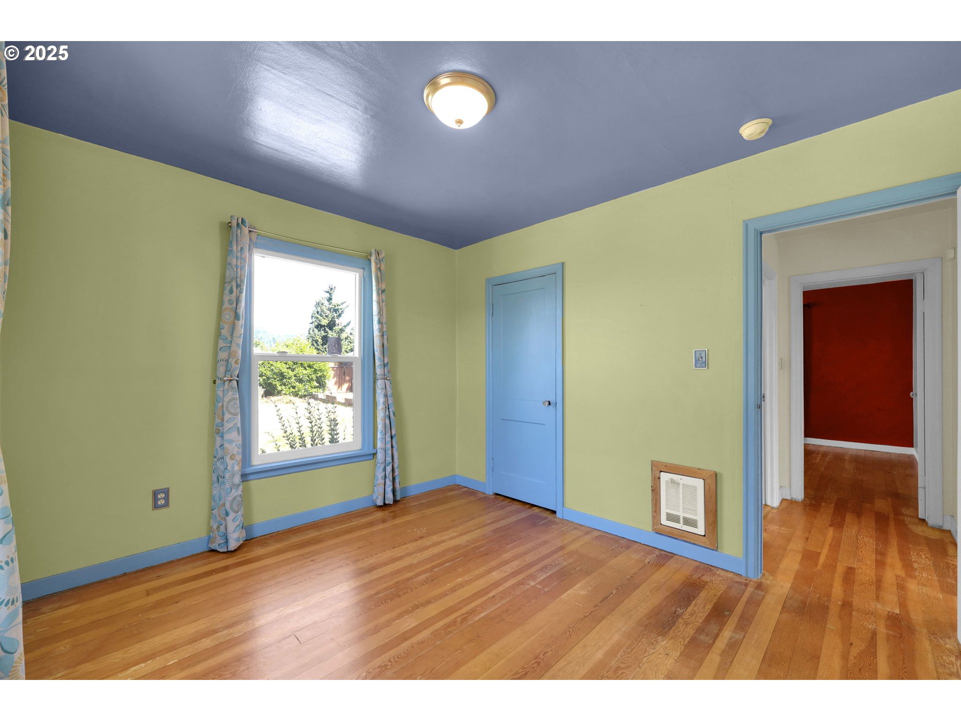 183 South 50th Place Springfield, OR 97478 - Photo 14 of 29 a view of an empty room with wooden floor and a window